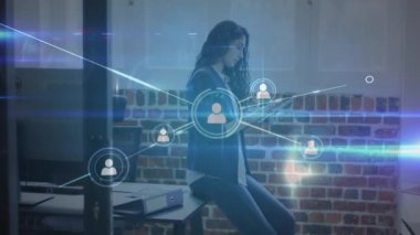 Ofisteki tablet kullanan iş kadını üzerindeki insan ikonlarının canlandırılması. küresel iletişim ağı ve dijital arayüz teknolojisi konsepti dijital olarak oluşturulmuş video.