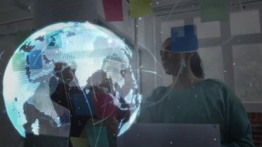 Erkek ve kadın meslektaşların beyin fırtınası üzerine parlayan küresel iletişim ağının animasyonu. küresel iletişim ağı ve dijital arayüz teknolojisi konsepti dijital olarak oluşturulmuş video.