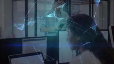 Ofisteki bilgisayarları kullanan bir kadın için küresel iletişim ağının canlandırılması. küresel iletişim ağı teknolojisi konsepti dijital olarak oluşturulmuş video.