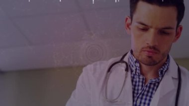 Erkek doktor üzerinde ikili kodlama veri işleme animasyonu. küresel tıp, araştırma ve veri işleme kavramı dijital olarak oluşturulmuş video.