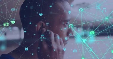 Açık havada kablosuz kulaklıklarla egzersiz yapan erkek sporcu üzerine medya simgelerinin oluşturduğu bir animasyon. spor, fitness ve teknoloji konsepti, dijital olarak üretilen video.