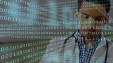 Erkek doktor üzerinde ikili kodlama veri işleme animasyonu. küresel tıp, araştırma ve veri işleme kavramı dijital olarak oluşturulmuş video.