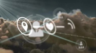 İletişim ve medya simgelerinin animasyonu bulutların üzerinde ağlar ve mavi gökyüzünde güneş. küresel iletişim ağı ve sosyal medya teknolojisi konsepti dijital olarak oluşturulmuş video.