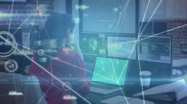 Ofisteki bilgisayarları kullanan bir iş kadını hakkında ağ ve veri işleme animasyonu. küresel iletişim ağı ve dijital arayüz teknolojisi konsepti dijital olarak oluşturulmuş video.
