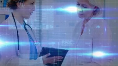 Kadın hasta ve kadın doktor üzerinde veri işleme animasyonu. küresel tıp, araştırma ve veri işleme kavramı dijital olarak oluşturulmuş video.