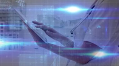 Tablet kullanan kadın doktor üzerinde veri işleme animasyonu. küresel tıp, araştırma, teknoloji ve veri işleme kavramı dijital olarak oluşturulmuş video.
