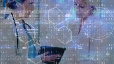 Tablet kullanan kadın hasta ve kadın doktor üzerinde ikili kodlama veri işleme animasyonu. küresel tıp, araştırma, teknoloji ve veri işleme kavramı dijital olarak oluşturulmuş video.