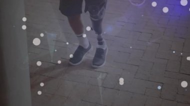Parlayan noktaların ve protez bacaklı erkek atletlerin açık havada egzersiz yapmalarının animasyonu. spor, başarı ve iletişim teknolojisi konsepti, dijital olarak üretilen video.