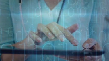 Tablet kullanan kadın doktor üzerinde ikili kodlama veri işleme animasyonu. küresel tıp, araştırma, teknoloji ve veri işleme kavramı dijital olarak oluşturulmuş video.