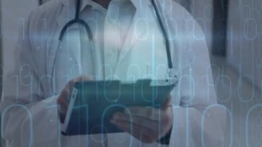 Tablet kullanan erkek doktor üzerinde ikili kodlama veri işleme animasyonu. küresel tıp, araştırma, teknoloji ve veri işleme kavramı dijital olarak oluşturulmuş video.