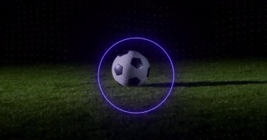 Neon tarayıcının sahada futbol üzerinden veri işleme animasyonu. spor, rekabet ve teknoloji konsepti, dijital olarak üretilen video.
