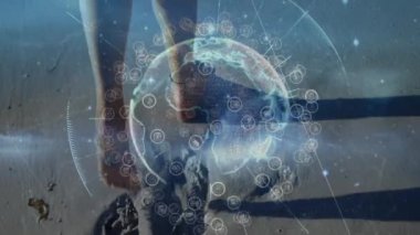 Kumlu yaz plajında yürüyen bir kadının bacaklarının üzerinde ışıldayan küresel ağın animasyonu. küresel iletişim teknolojisi, boş zaman ve seyahat konsepti dijital olarak oluşturulmuş video.