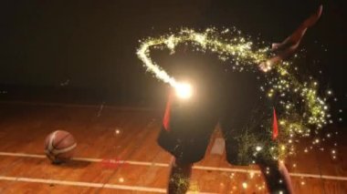 Beyaz tenli erkek basketbolcu üzerinde kayan yıldızın animasyonu. spor, fitness ve yarışma konsepti, dijital olarak üretilen video.