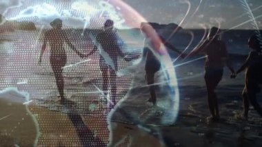 Güneşli sahilde el ele tutuşan kadın arkadaşların üzerinde ışıldayan küresel ağın animasyonu. küresel iletişim teknolojisi, boş zaman ve seyahat konsepti dijital olarak oluşturulmuş video.