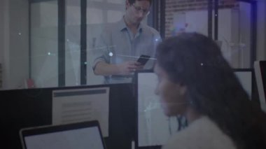 Ofisteki bilgisayarları kullanarak gülümseyen iş kadınının parlayan ağının animasyonu. küresel iletişim ağı teknolojisi konsepti dijital olarak oluşturulmuş video.