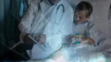 Tablet kullanan erkek ve erkek doktor üzerinde ikili kodlama veri işleme animasyonu. küresel tıp, araştırma ve veri işleme kavramı dijital olarak oluşturulmuş video.