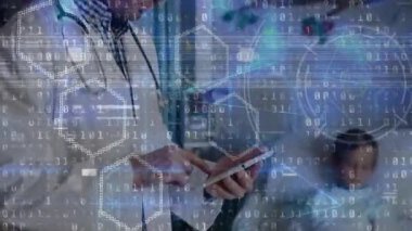Tablet kullanan erkek doktor üzerinde ikili kodlama veri işleme animasyonu. küresel tıp, araştırma, teknoloji ve veri işleme kavramı dijital olarak oluşturulmuş video.