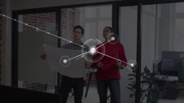 Ofiste konuşan kadın ve erkek mimarla iletişim ağının animasyonu. küresel iletişim ağı ve dijital arayüz teknolojisi konsepti dijital olarak oluşturulmuş video.