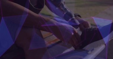 Açık havada protez bacağı olan erkek sporcu üzerinde yüzen ağın animasyonu. spor, başarı ve iletişim teknolojisi konsepti, dijital olarak üretilen video.