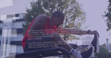 Dışarıda protez bacak egzersizi yapan erkek sporcuların tarayıcı işleme verilerinin animasyonu. spor, başarı ve iletişim teknolojisi konsepti, dijital olarak üretilen video.