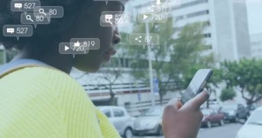 Sokakta akıllı telefon kullanan mutlu Afro-Amerikan kadın hakkında sosyal medya bildirimleri. küresel iletişim teknolojisi ve sosyal ağ konsepti dijital olarak oluşturulmuş video.