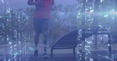 Bilgisayar sunucularının protez bacağı dışarıda dinlenen erkek sporcularla ilgili veri işleme animasyonları. spor, başarı ve iletişim teknolojisi konsepti, dijital olarak üretilen video.