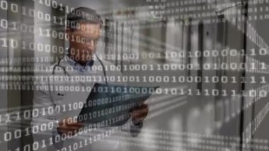 Röntgen kontrol eden erkek doktor üzerinde ikili kodlama veri işleme animasyonu. küresel tıp, araştırma, teknoloji ve veri işleme kavramı dijital olarak oluşturulmuş video.