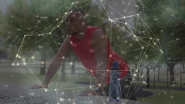 Açık havada egzersiz yapan erkek sporcuların üzerinden geçen parlayan iletişim ağının animasyonu. spor, başarı ve iletişim teknolojisi konsepti, dijital olarak üretilen video.