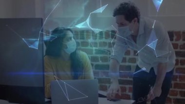 Maskeli erkek ve kadın meslektaşlarının ofiste konuştuğu parlak küresel ağın animasyonu. covid pandemik konsept sırasında dijital olarak oluşturulan küresel iletişim ağı teknolojisi.