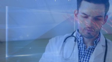 Erkek doktor üzerinde ikili kodlama veri işleme animasyonu. küresel tıp, araştırma ve veri işleme kavramı dijital olarak oluşturulmuş video.