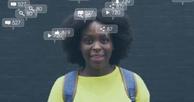 Gülümseyen Afro-Amerikan kadın portresi üzerine sosyal medya bildirimleri. küresel iletişim teknolojisi ve sosyal ağ konsepti dijital olarak oluşturulmuş video.