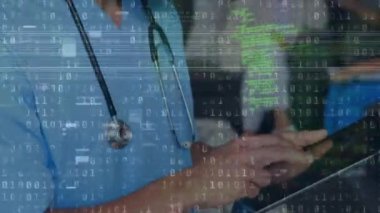 Erkek doktor üzerinde ikili kodlama veri işleme animasyonu. küresel tıp, araştırma ve veri işleme kavramı dijital olarak oluşturulmuş video.