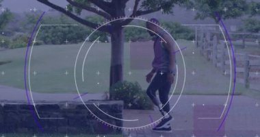Dışarıda egzersiz yapan protez bacaklı erkek sporcu üzerinde dairesel mikroskop işleme animasyonu. spor, başarı ve iletişim teknolojisi konsepti, dijital olarak üretilen video.