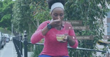 Afro-Amerikan kadınlarının şehir sokaklarında yemek yemesi üzerine sosyal medya tebligatları. küresel iletişim teknolojisi ve sosyal ağ konsepti dijital olarak oluşturulmuş video.