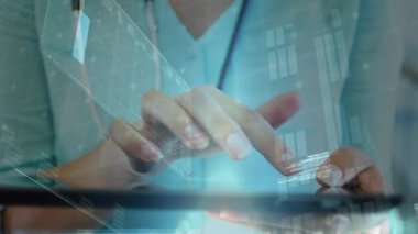 Tablet kullanan kadın doktor üzerinde veri işleme animasyonu. küresel tıp, araştırma, teknoloji ve veri işleme kavramı dijital olarak oluşturulmuş video.