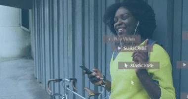 Sokakta akıllı telefon kullanan mutlu Afro-Amerikan kadın hakkında sosyal medya bildirimleri. küresel iletişim teknolojisi ve sosyal ağ konsepti dijital olarak oluşturulmuş video.