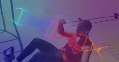 Açık havada egzersiz yaptıktan sonra dinlenen erkek atletin üzerine renkli DNA iplikçiklerinin çizimi. spor, başarı ve iletişim teknolojisi konsepti, dijital olarak üretilen video.