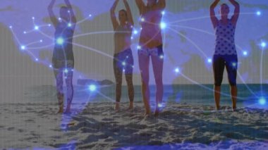 Güneşli plajda yoga yapan kadın arkadaşlar üzerinde ışıldayan küresel ağın animasyonu. küresel iletişim teknolojisi, boş zaman ve seyahat konsepti dijital olarak oluşturulmuş video.