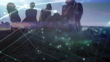 Güneşli plajda gülen kadın arkadaşlarının parlayan iletişim ağının animasyonu. küresel iletişim teknolojisi, boş zaman ve seyahat konsepti dijital olarak oluşturulmuş video.