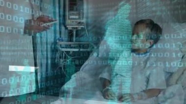 Akıllı telefon kullanan erkek ve erkek doktor üzerinde ikili kodlama veri işleme animasyonu. küresel tıp, araştırma, teknoloji ve veri işleme kavramı dijital olarak oluşturulmuş video.