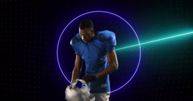 Neon tarayıcı ve Afro-Amerikan erkek Amerikan futbolcunun animasyonu hazırlanıyor. spor, rekabet ve teknoloji konsepti, dijital olarak üretilen video.