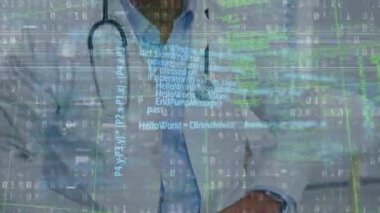 Gülümseyen erkek doktor üzerinde ikili kodlama veri işleme animasyonu. küresel tıp, araştırma, teknoloji ve veri işleme kavramı dijital olarak oluşturulmuş video.