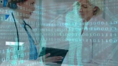 Kadın hasta ve doktor üzerinde ikili kodlama veri işleme animasyonu. küresel tıp, araştırma ve veri işleme kavramı dijital olarak oluşturulmuş video.