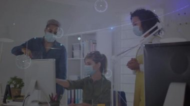 Yaratıcı ofiste çalışan maske takan çeşitli meslektaşlar arasındaki bağlantı ağının animasyonu. covid salgını sırasında dijital olarak üretilen video sırasında küresel iletişim teknolojisi kavramı.