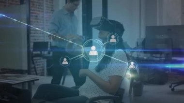 Ofiste video kulaklık kullanan kadın üzerindeki insan ikonlarının animasyonu. küresel iletişim ağı ve dijital arayüz teknolojisi konsepti dijital olarak oluşturulmuş video.