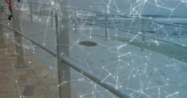 Ağ animasyonu ve deniz kenarında egzersiz yapan erkek sporcu üzerindeki verilerin işlenmesi. spor, başarı ve iletişim teknolojisi konsepti, dijital olarak üretilen video.