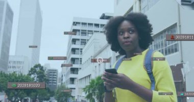 Akıllı telefon taksisi kullanan Afro-Amerikan bir kadının sosyal ağ bildirimleri. küresel iletişim teknolojisi ve sosyal ağ konsepti dijital olarak oluşturulmuş video.