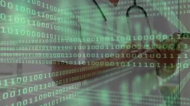 Kadın doktor üzerinde ikili kodlama veri işleme animasyonu. küresel tıp, araştırma ve veri işleme kavramı dijital olarak oluşturulmuş video.