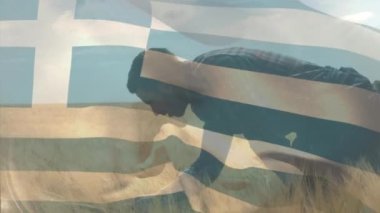 Erkek çiftçinin tarlada buğday teftişi yaptığı Yunan animasyon bayrağı. Vatanseverlik, bağımsızlık ve tarım kavramı dijital olarak üretilen video.