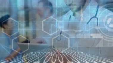 Tablet kullanan erkek doktor üzerinde ikili kodlama veri işleme animasyonu. küresel tıp, araştırma, teknoloji ve veri işleme kavramı dijital olarak oluşturulmuş video.